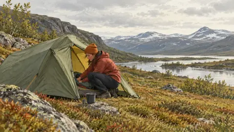 Illustration av en vandrare vid ett grönt tält i fjällandskap; utrustningen föreställer ingen namngiven tältmodell